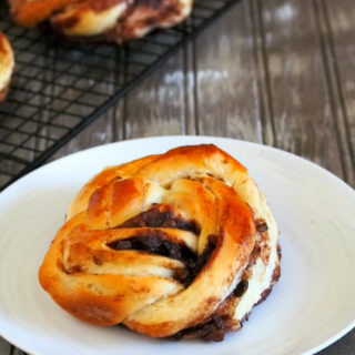 This Chocolate Walnut Bread is a soft braided bread rolls filled with sweet cocoa powder filling and crunchy walnuts. They are amazingly soft and the crunch from the walnut provides a beautiful texture c