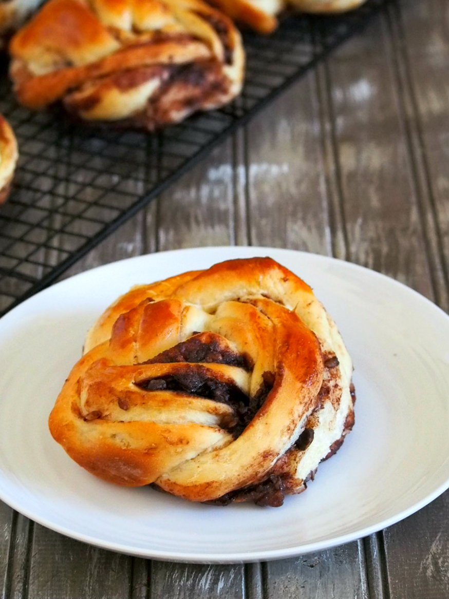 This Chocolate Walnut Bread is a soft braided bread rolls filled with sweet cocoa powder filling and crunchy walnuts. They are amazingly soft and the crunch from the walnut provides a beautiful texture contrast.