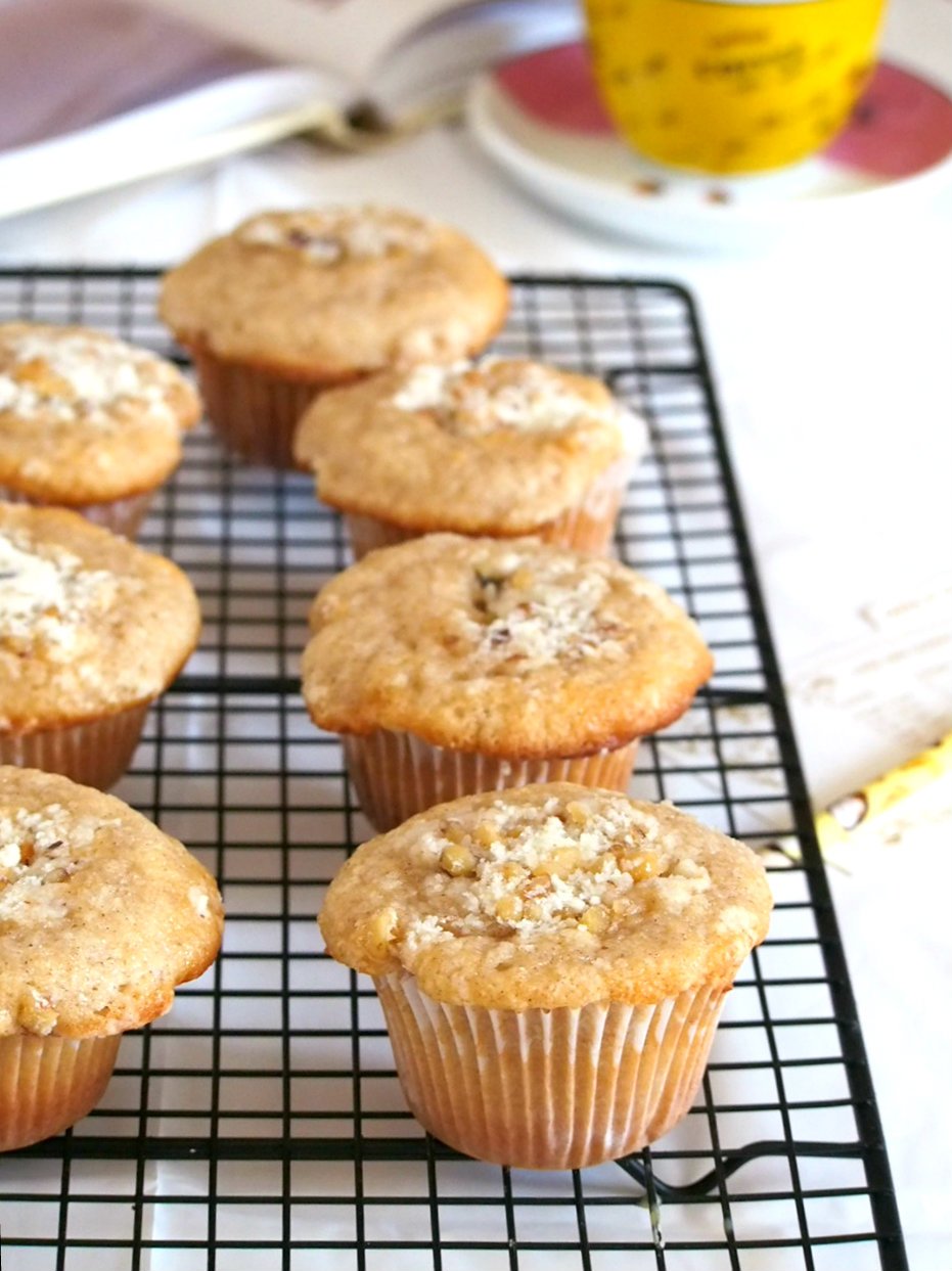 These cinnamon muffins have tender and moist crumbs and topped with crunchy sweet walnuts crumbs.