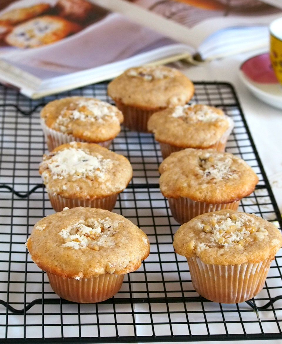These cinnamon muffins have tender and moist crumbs and topped with crunchy sweet walnuts crumbs