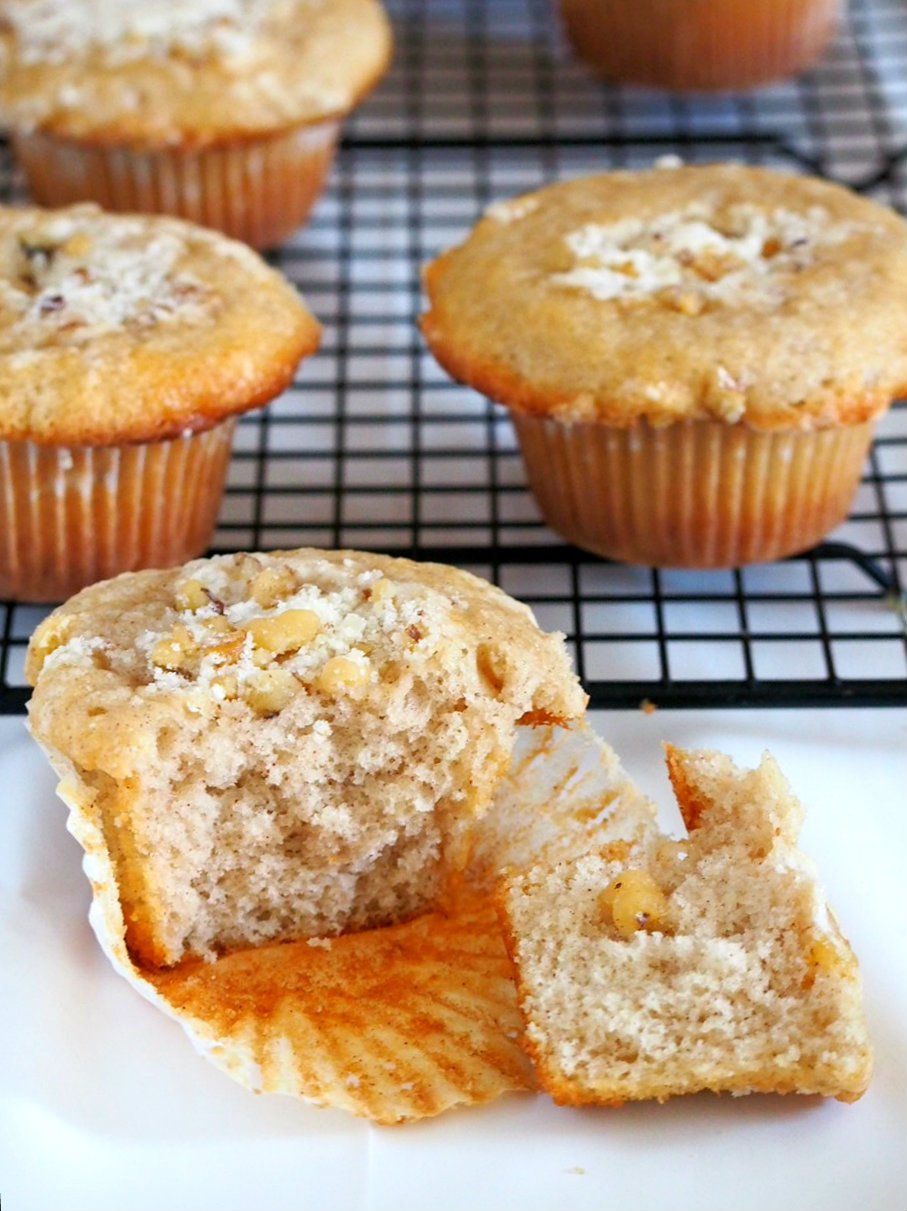 These cinnamon muffins have tender and moist crumbs and topped with crunchy sweet walnuts crumbs