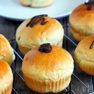 These chocolate brioche are soft, golden buns filled with decadent chocolate cream. These will fill you up and satisfy your chocolate cravings anytime.