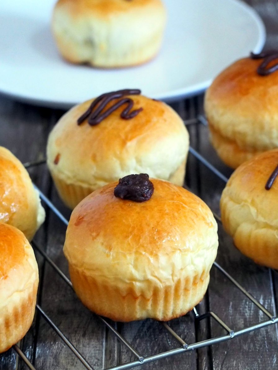These chocolate brioche are soft, golden buns filled with decadent chocolate cream. These will fill you up and satisfy your chocolate cravings anytime.