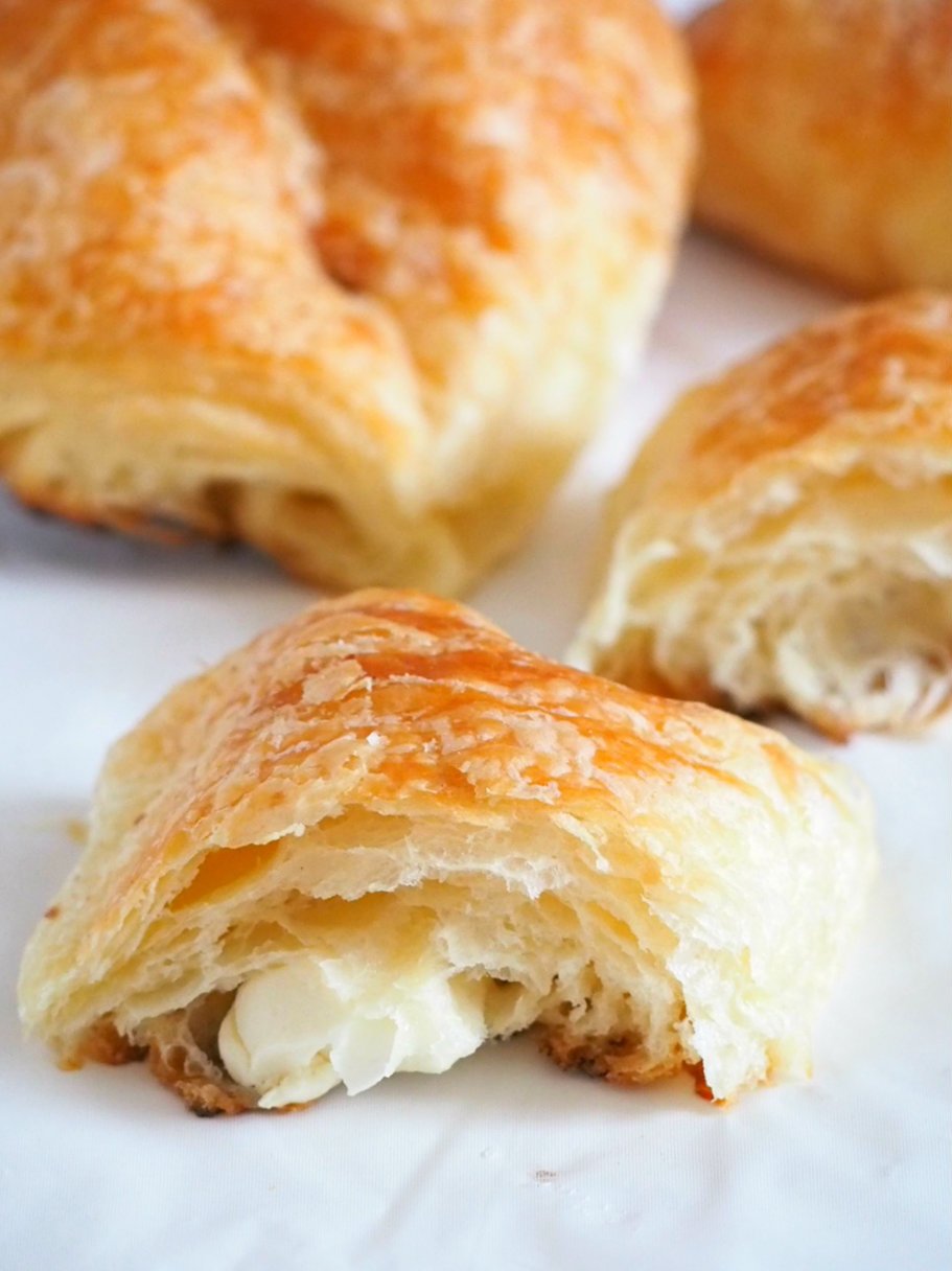 The cream cheese is nicely nestled between the buttery and light layers of these cream cheese croissants. These pastries are so irresistible with their golden exterior and their flaky, delicate tops.