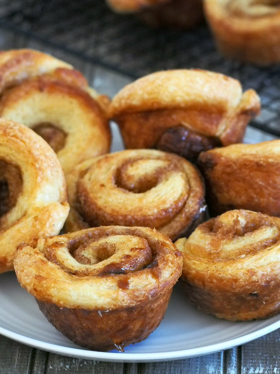 These morning buns are flaky and buttery croissants rolled with flavorful filling of cinnamon, sugar, butter and orange zest. They are amazing snacks, breakfast or desserts.
