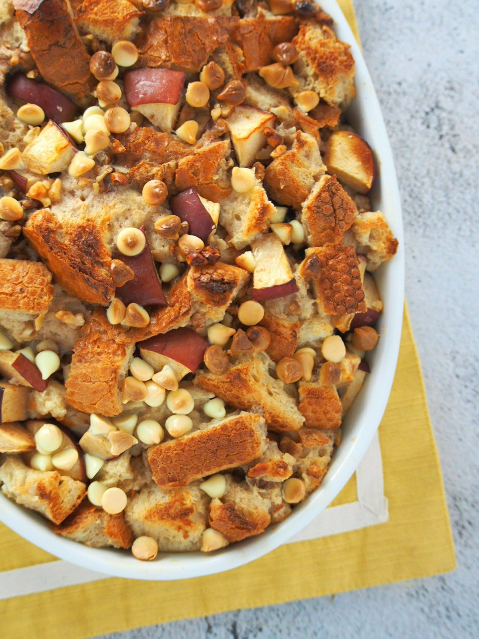 Really delicious cinnamon apple bread pudding is a dessert that will warm up and sweeten your day. Apples, nuts, cinnamon and chocolate chips, this is a comforting treat! #apples #cinnamon #breadpudding | Woman Scribbles