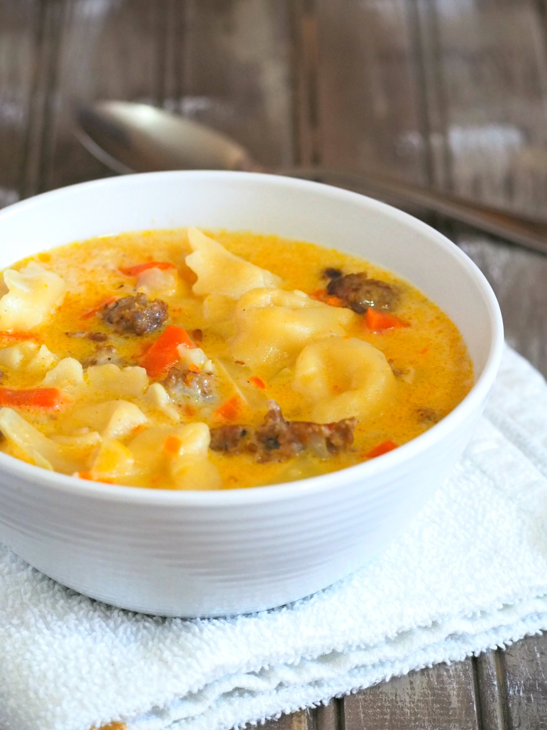 This Sausage Tortellini Soup gives you warmth in a bowl. The creamy and tasty broth, the crunchy vegetables and the flavorful Italian sausage make this soup the perfect comfort food on a cold day.