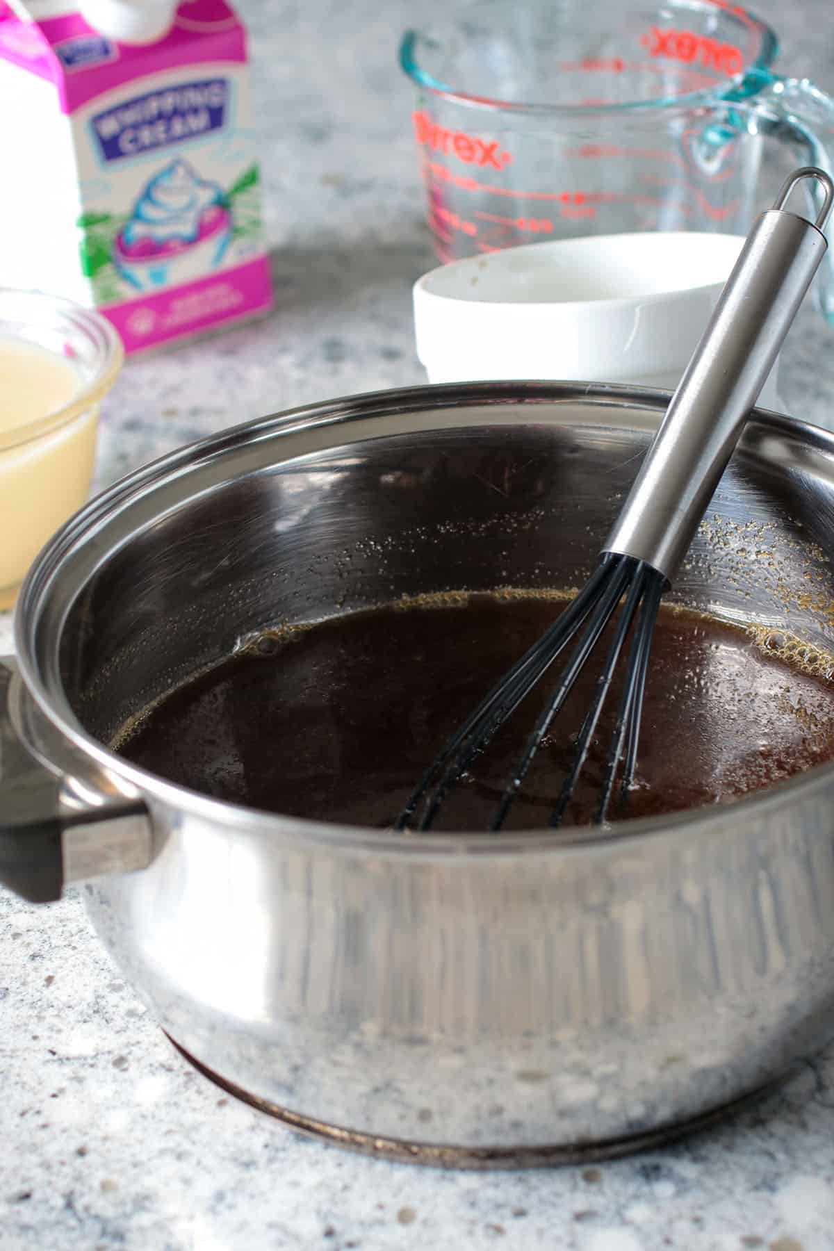 Dissolving the gelatin powders, sugar and coffee in a saucepan with water.