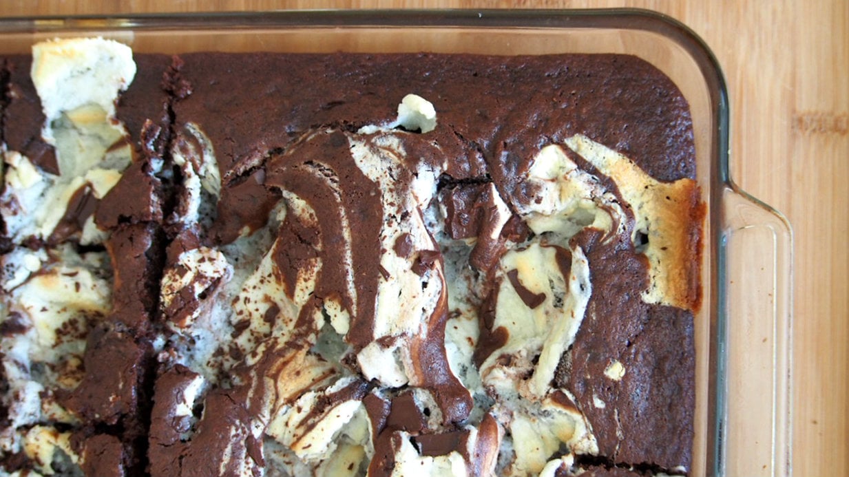 Earthquake cake is a delightful chocolate cake dessert made with crunchy pecans, coconut flakes, and chocolate chunks, with a delicious cream cheese batter mixed in. This is your ultimate chocolate treat!