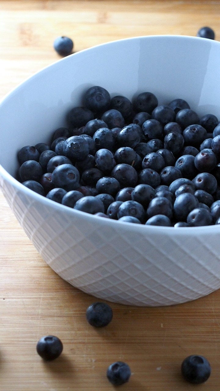 Fresh blueberries in a bowl.