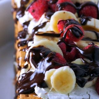 Enjoy the classic banana split in this easy, no-bake dessert in cake form. Banana Split Icebox Cake-all you need are graham crackers, some whipped topping and sour cream, bananas and jello pudding. Have fun assembling!