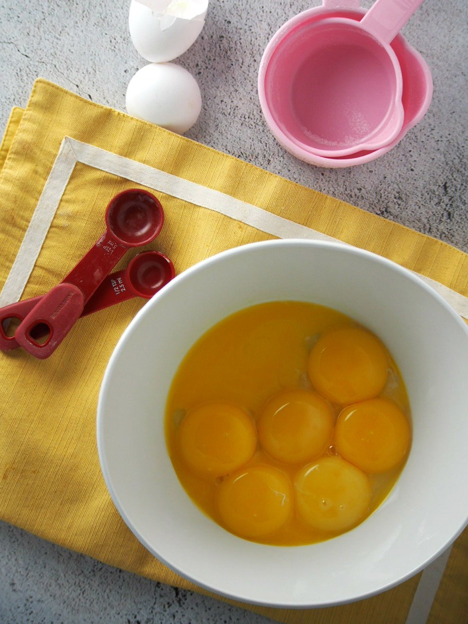 Eggs for making vanilla chiffon cake.
