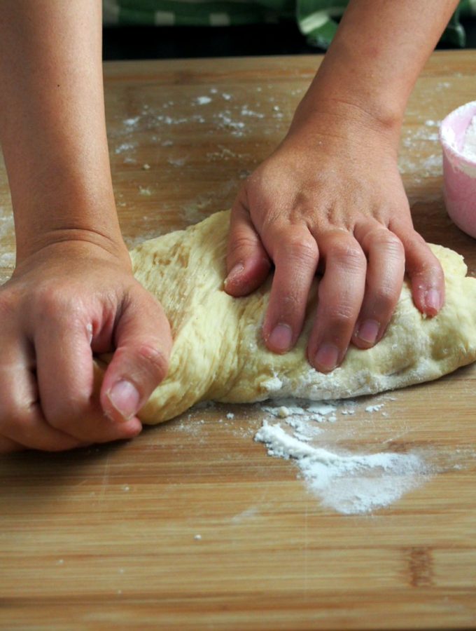 A simple guide to kneading bread dough. Kneading does not need to be intimidating as it a fun and therapeutic process. This guide is what you need to make your bread making journey fun! #kneading #dough #breadbaking