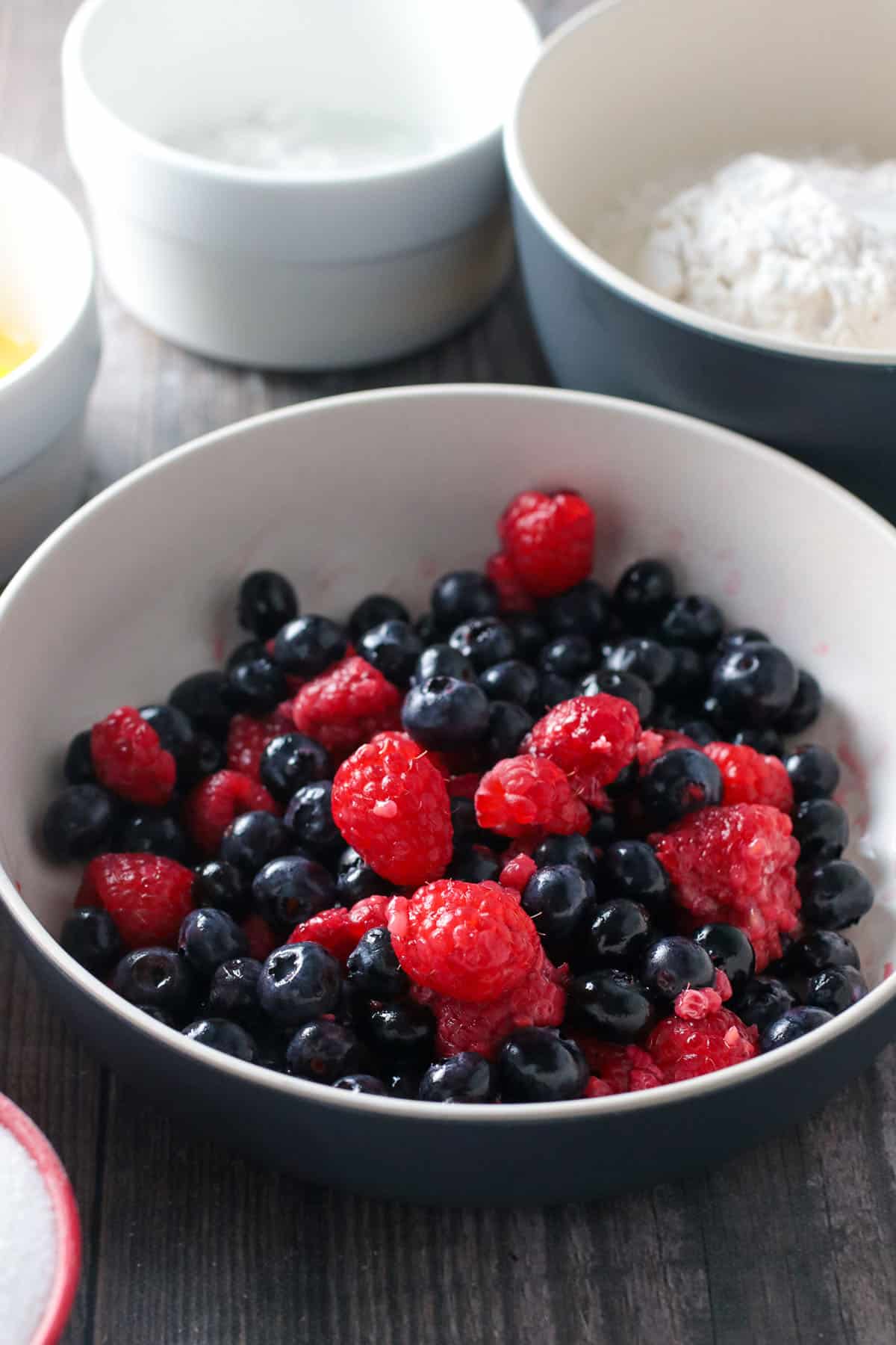The ingredients for Easy Berry Cake.