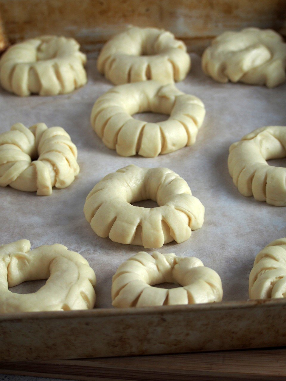 The formed white chocolate buns on the baking tray.