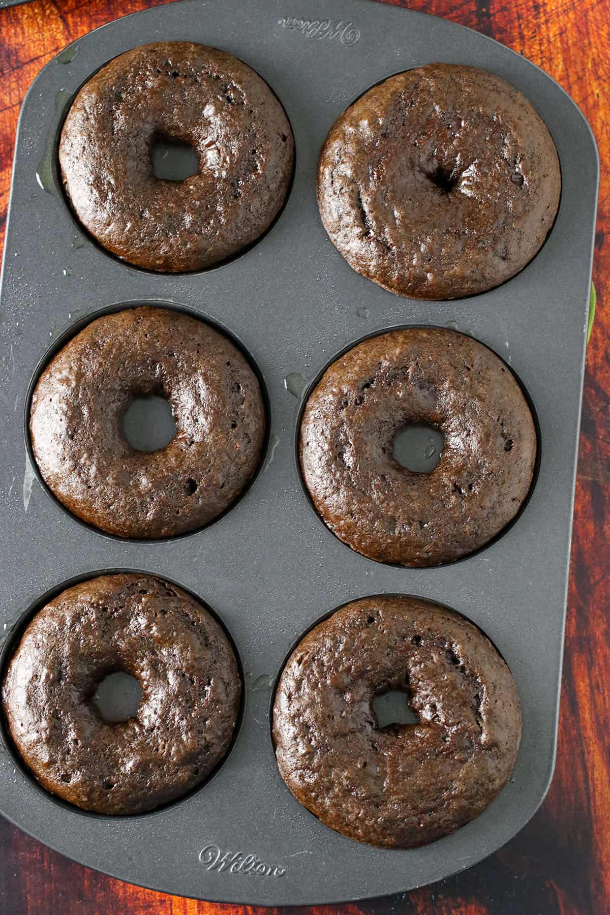 The freshly baked chocolate donuts.