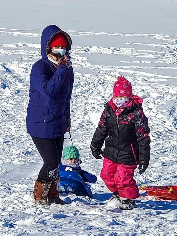 Mom and daughter on snow.