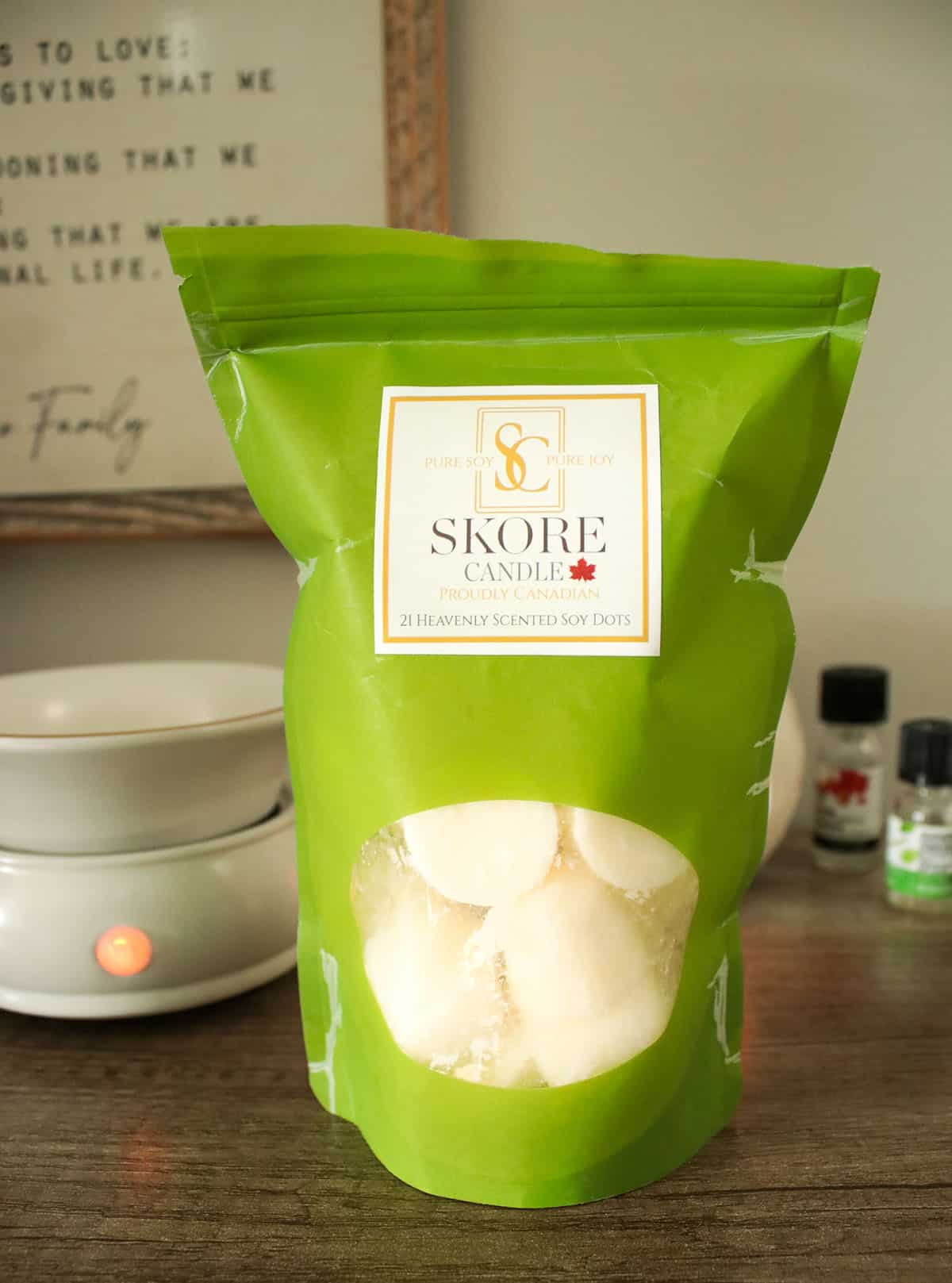 Skore candle soya dots.