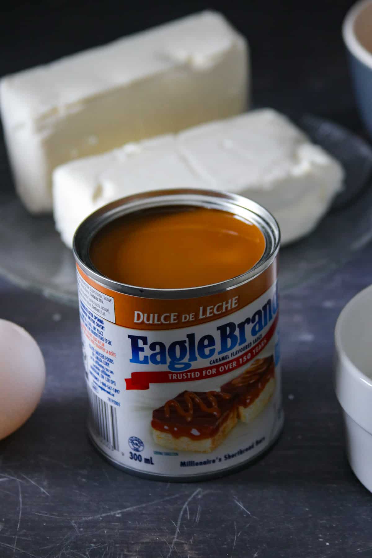 An opened can of Eagle Brand dulce de leche.